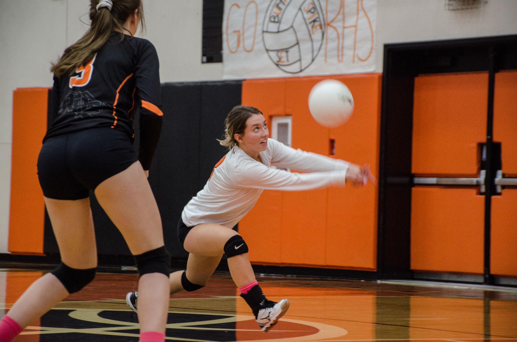 191019.sports.rainiervolleyball.er2.jpg
